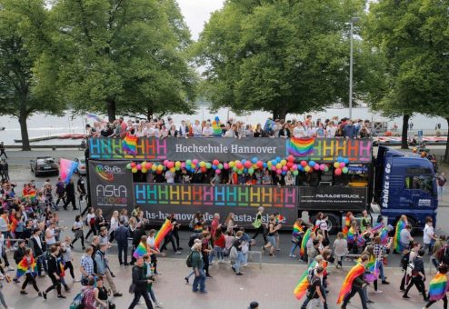 Bunter HsH-Wagen führt die Parade beim Christopher Street Day an