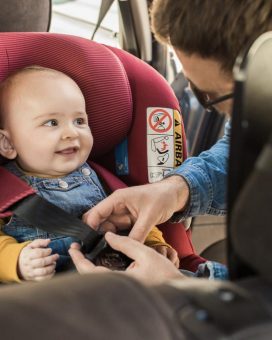 „Baby an Board“ – So transportieren Eltern ihre Kinder sicher in Auto, Lastenrad & Co.