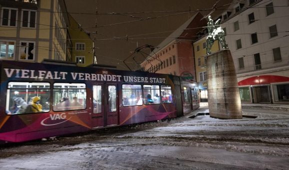 Netzwerk wirbt in Straßenbahn für Demokratie