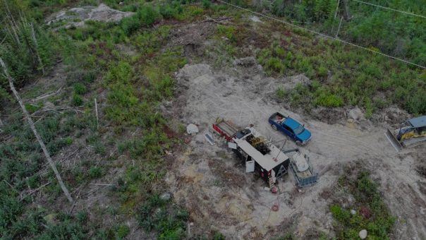 Heritage Mining durchschneidet oberflächennahe, breite Mineralisierung