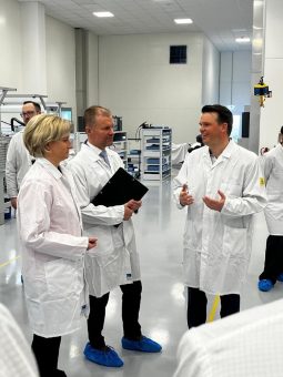 Wirtschaftsministerin Hoffmeister-Kraut besucht Physik Instrumente (PI) im Gewerbepark Breisgau:  Innovation und Investition am Standort Deutschland.